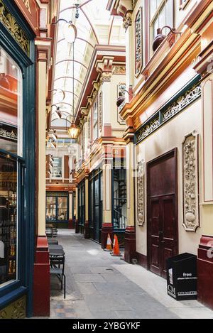 London, Großbritannien, 14. Mai 2019: Innenansicht des Leadenhall Market. Ursprünglich ein Fleisch-, Geflügel- und Wildmarkt, beherbergt er heute eine Reihe von Boutique-Retai Stockfoto