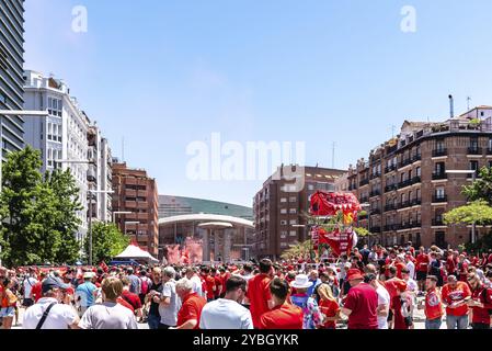 Madrid, Spanien, 1. Juni 2019: Liverpool-Fans genießen in der Fanzone auf der Plaza de Felipe II vor dem UEFA Champions League-Finale zwischen Tottenh Stockfoto