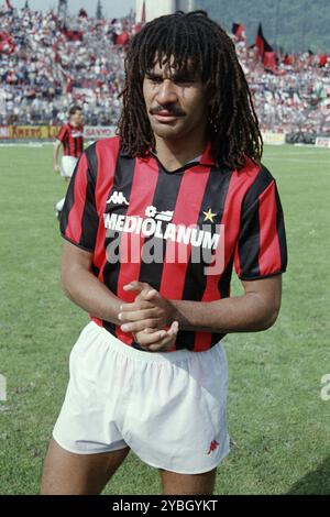 Fußballspiel, niederländischer Nationalspieler Ruud GULLIT AC Milan vor dem Spiel auf dem Spielfeld, Sinigaglia Fußballstadion, Como, Italien, Europa Stockfoto