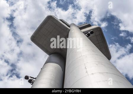 Prag, Tschechische Republik, 21. August 2017: Zizkow-Fernsehturm in Prag. Es handelt sich um einen Senderturm und ein Beispiel für High-Tech-Architektur. Niedrig Stockfoto