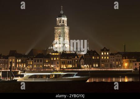 Beleuchtete Skyline der Stadt Deventer, in der Mitte der Niederlande wegen ein besonderes Wochenende von Charles Dickens Stockfoto