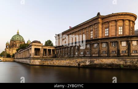 Malerische golden Blick auf Spree, Alte Nationalgalerie, Berliner Dom oder den Berliner Dom auf der Museumsinsel. Lange Belichtung Blick auf goldene Stunde durin Stockfoto