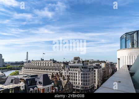 London, UK, 14. Mai 2019: Stadtbild der City of London. Blick aus dem Hochwinkel vom Penthouse ein sonniger Tag Stockfoto