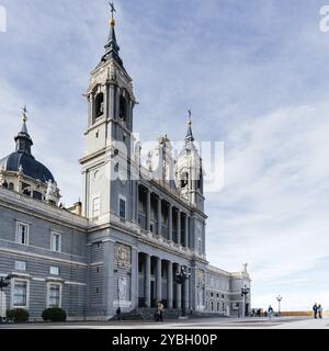 Madrid, Spanien, 1. November 2019: Die Kathedrale von Almudena, Santa Maria la Real de La Almudena, ist eine katholische Kirche und Sitz des römisch-katholischen Archd Stockfoto