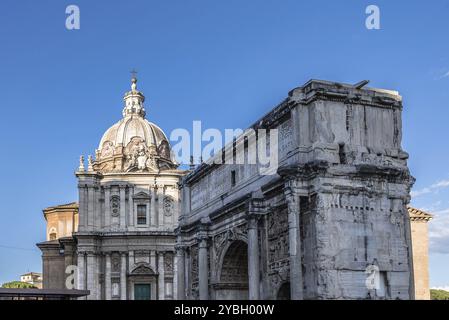 Blick auf Forum of Rome ein sonniger Sommertag in Rom. Es war jahrhundertelang das Zentrum des römischen öffentlichen Lebens Stockfoto