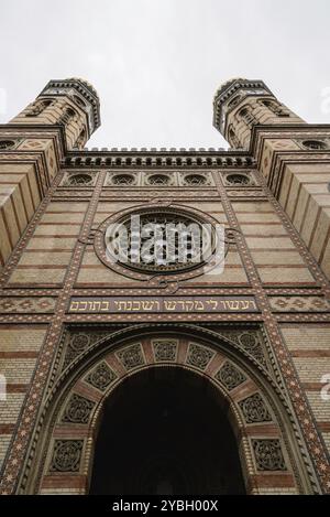 Budapest, Ungarn, 13. August 2017: Die Dohany Street Synagoge, auch bekannt als die große Synagoge. Sie ist die größte Synagoge Europas. Hauptfassade Stockfoto