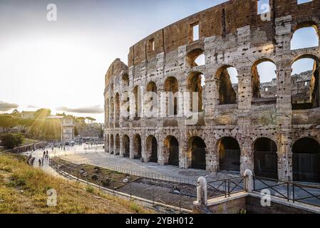 Blick auf das Kolosseum oder Kolosseum, auch bekannt als Flavisches Amphitheater. Es ist ein ovales Amphitheater im Zentrum der Stadt Rom Stockfoto