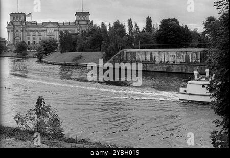 Deutschland, Berlin, 19.10.1991, Spreebogen mit Ausflugsboot, vom Grenzturm aus gesehen, Blick auf den Reichstag, Europa Stockfoto