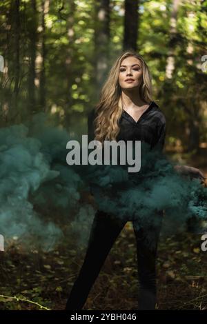 Ein prächtiges blondes Model genießt das Herbstwetter im Freien Stockfoto