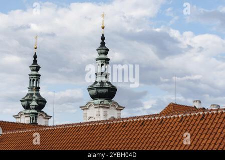 Turmspitzen und Dach von Strahov in Prag gegen bewölkten Himmel. Low Angle View Stockfoto