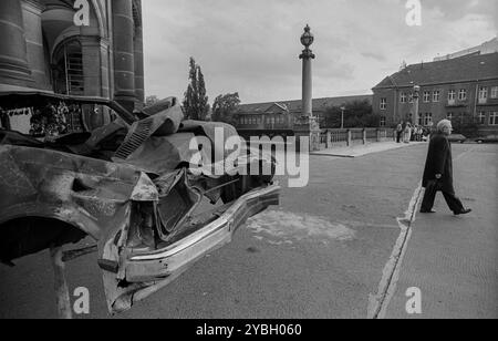 Deutschland, Berlin, 19. Oktober 1991, Tacheles Kunstaktion, auf der Monbijou-Brücke, vor dem Bodemuseum, Schrottwagen, Europa Stockfoto