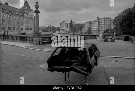 Deutschland, Berlin, 19. Oktober 1991, Tacheles Kunstaktion, auf der Monbijou-Brücke, vor dem Bodemuseum, Schrottwagen, Europa Stockfoto