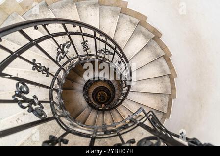 Hochwinkelansicht der Wendeltreppe mit der Hand eines Mannes darunter Stockfoto