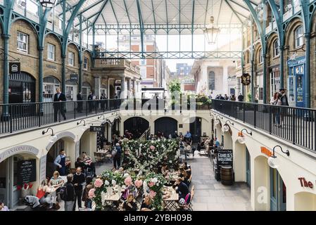 London, Großbritannien, 15. Mai 2019: Innenansicht des Covent Garden Market mit sunflare. Covent Garden liegt im West End von London und ist für seine Lu bekannt Stockfoto