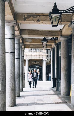 London, Großbritannien, 15. Mai 2019: Innenansicht des Covent Garden Market. Das Covent Garden liegt im West End von London und ist bekannt für seine luxuriöse Mode A Stockfoto