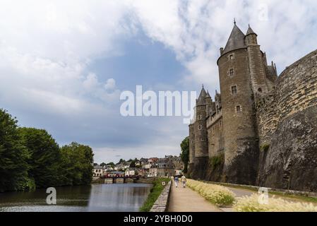 Josselin, Frankreich, 26. Juli 2018: Blick auf die Burg und den Fluss in der mittelalterlichen Stadt Bretagne, Europa Stockfoto