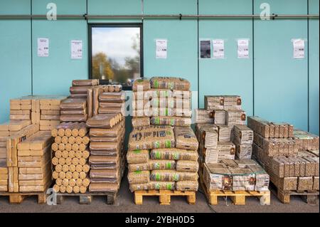 Kunststoffbeutel mit Holzpellets, Holzbriketts und Brennholz auf einem Großhandelsmarkt in Allgäu, Bayern, Deutschland, Europa Stockfoto