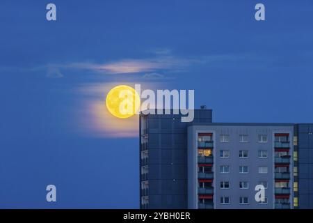 Vollmond über 17-stöckige Fertigbauten in Dresden Johannstadt, Vollmond über Dresden, Dresden, Sachsen, Deutschland, Europa Stockfoto