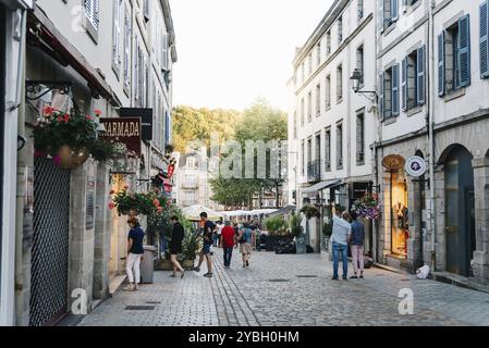 Quimper, Frankreich, 2. August 2018: Stadtbild der Altstadt von Quimper, der Hauptstadt des Departements Finistere der Bretagne im Nordwesten Frankreichs, EUR Stockfoto