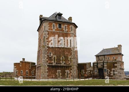 Camaret-sur-Mer, Frankreich, 4. August 2018: Der Vauban-Turm am Hafen, Finistere, Bretagne, Europa Stockfoto