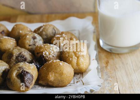 Leckeres frittiertes süßes Gebäck oder mit Schokolade mit Zucker gefüllte Krapfen ist ein typisches Dessert auf Spanien. Nahaufnahme mit geringer Schärfentiefe Stockfoto