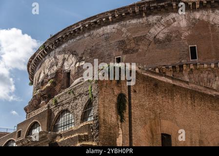 Rom, Italien, 18. August 2016: Außenansicht des Pantheons von Agripa in Rom ein sonniger Sommertag. Das Pantheon ist ein ehemaliger römischer Tempel, heute eine Kirche, Euro Stockfoto