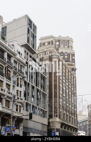 Madrid, Spanien, 20. November 2016: Regnerischer Tag in der Gran Via in Madrid. Es ist eine kunstvolle und gehobene Einkaufsstraße im Zentrum von Madrid. Es ist bekannt Stockfoto