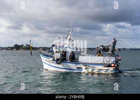 Roscoff, Frankreich, 31. Juli 2018: Kleines Fischerboot in der Bucht von Roscoff vor der Küste der Stadt, Europa Stockfoto