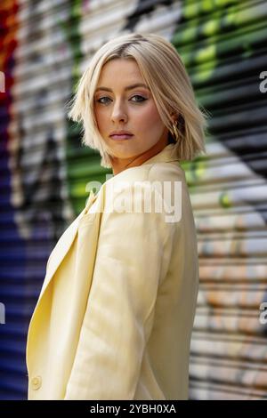 Ein wunderschönes blondes Model posiert im Freien und genießt das Sommerwetter Stockfoto