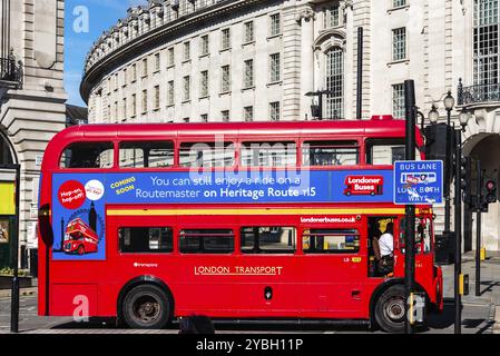 London, UK, 27. August 2023: Picadilly Circus am frühen Morgen während der Sommerzeit. Alter roter Bus Stockfoto