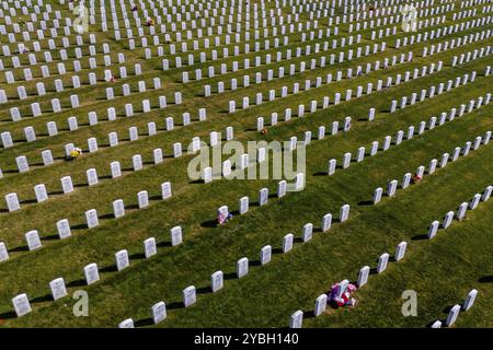 28. Oktober 2023, Salisbury, NC: Luftaufnahme eines Militärfriedhofs mit Reihen militärischer Kopfsteine auf dem Salisbury National Cemetery Stockfoto