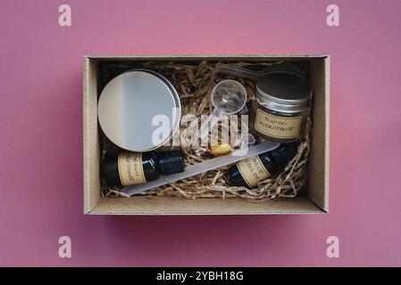 Flach der Zutaten für selbstgemachte Kosmetik, Körper- und Hautpflege Cremes auf rosa Hintergrund. Organische Schönheit hausgemachte Produktkonzept Stockfoto