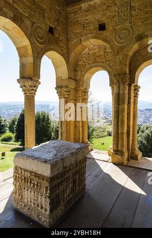 Oviedo, Spanien, 1. April 2019: Kirche Santa Maria del Naranco. Eine vorromanische Kirche in einem Berg in der Nähe von Oviedo, Europa Stockfoto