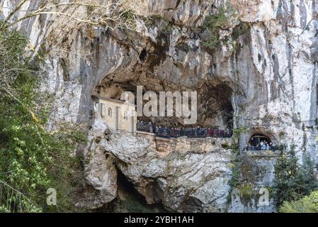 Covadonga, Spanien, 31. März 2019: Die Heilige Höhle von Covadonga. Das Heiligtum von Covandonga ist ein Denkmal, das an die Schlacht von Covadonga erinnert. Stockfoto