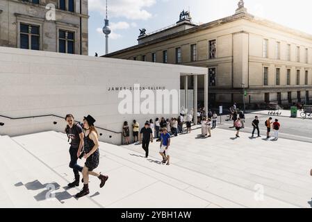 Berlin, 27. Juli 2019: Haupteingang der James Simon Gallery auf der Museumsinsel. Sonnenfackel auf dem Hintergrund, Europa Stockfoto