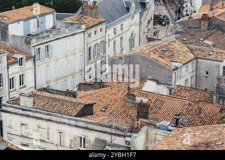 Hochwinkelblick auf die Dächer im Zentrum von La Rochelle, Frankreich, Europa Stockfoto