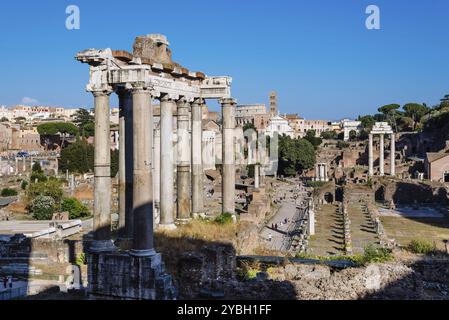 Rom, Italien, 20. August 2016: Blick auf das Forum von Rom ein sonniger Sommertag in Rom. Es war jahrhundertelang das Zentrum des römischen öffentlichen Lebens, Europa Stockfoto