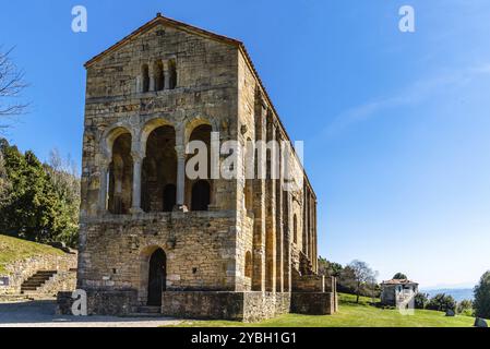 Oviedo, Spanien, 1. April 2019: Kirche Santa Maria del Naranco. Eine vorromanische Kirche in einem Berg in der Nähe von Oviedo, Europa Stockfoto