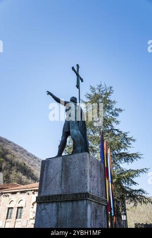 Covadonga, Spanien, 31. März 2019: Die Statue des Königs Pelayo. Pelagius war ein westgotischer Adliger in der Schlacht von Covadonga, dem Beginn der Schlacht von Covadonga Stockfoto