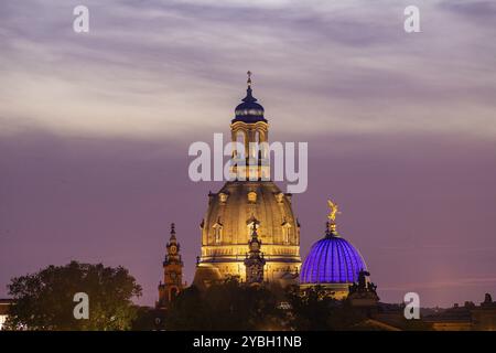 Die historische Altstadt von Dresden mit der Kirche unserer Lieben Frau und der Kuppel mit der Fama, Dresden Silhouette am Abend, Dresden, Sachsen, Deutschland, Stockfoto