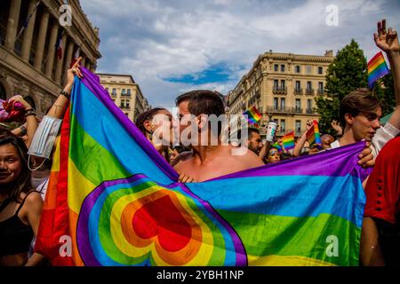 Marseille, Frankreich. Juli 2021. Teilnehmer mit Regenbogenflaggen nehmen an der LGBTQ Pride march in Marseille Teil. Der LGBT-Pride-marsch zog am Samstag rund 6.000 000 Menschen auf die Straßen von Marseille. Marseille Pride ist Frankreichs zweitbeliebtester Schwulen-Pride-marsch. Homosexuell Prides, heute bekannt als LGBT Pride Marches, sind nationale Veranstaltungen gegen Homophobie und zur Unterstützung des Stolzes, homosexuell, bisexuell oder transexuell zu sein. Gay-Pride-Märsche wurden 2020 aufgrund von COVID-19-Beschränkungen abgesagt Stockfoto