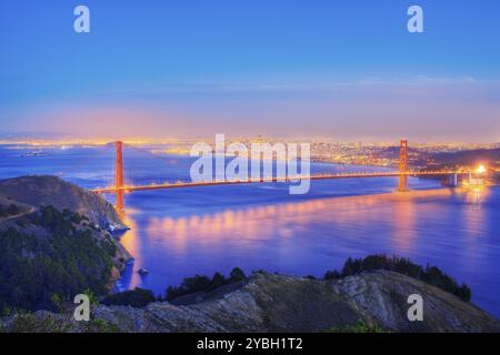 Erhöhter Blick auf die Golden Gate Bridge in der Abenddämmerung von San Francisco. Kalifornien. USA Stockfoto