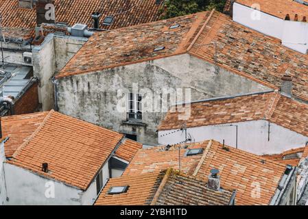 Hochwinkelblick auf die Dächer im Zentrum von La Rochelle, Frankreich, Europa Stockfoto