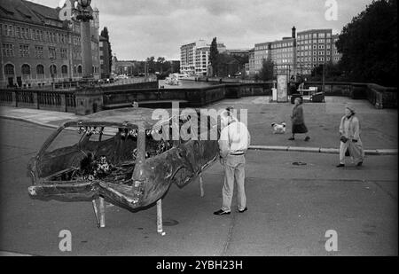 Deutschland, Berlin, 19. Oktober 1991, Tacheles Kunstaktion, auf der Monbijou-Brücke, vor dem Bodemuseum, Schrottwagen, Europa Stockfoto