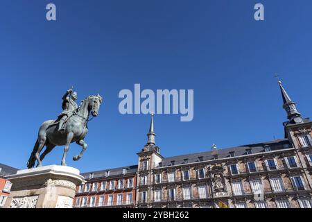 Die berühmte Reiterstatue von Philipp III. Auf Madrids Plaza Mayor, die 1616 von Giambologna und Pietro Tacca gefertigt wurde, ist ein kultureller Schatz Stockfoto