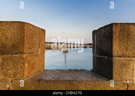 Hohen winkel Blick auf den Hafen von Saint-Malo für die Stadtmauer bei Sonnenuntergang umrahmt. Bretagne, Frankreich, Europa Stockfoto