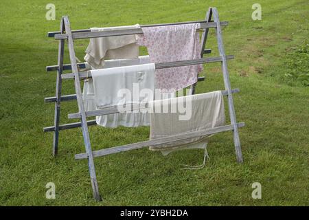 Altmodisches, authentisches, stehendes Wäscheständer aus Holz mit Kleidung in den Niederlanden Stockfoto