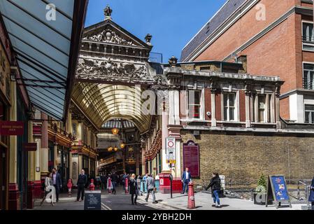 London, Großbritannien, 14. Mai 2019: Eintritt zum Leadenhall Market. Ursprünglich ein Fleisch-, Geflügel- und Wildmarkt, ist es heute die Heimat einer Reihe von Boutiquen-Einzelhändlern Stockfoto