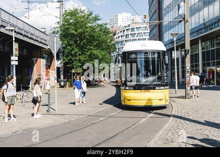 Berlin, 27. Juli 2019: Gelbe Straßenbahnen fahren an der Stadt Berlin vorbei. Nachhaltigkeitskonzept, Europa Stockfoto