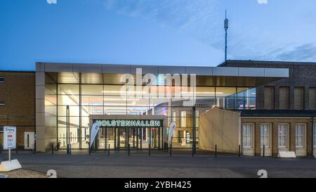 16. Oktober 2024, Schleswig-Holstein, Neumünster: Blick auf den Eingangsbereich der Holstenhallen am Abend. Sie sind das größte Messezentrum Schleswig-Holsteins und eine der bekanntesten Veranstaltungsorte Norddeutschlands. Foto: Markus Scholz/dpa Stockfoto